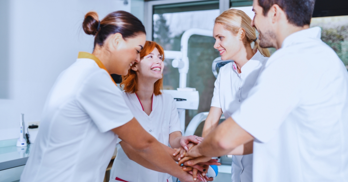 Mempekerjakan dan Melatih Tim Gigi Anda Mempekerjakan dan Melatih Tim Gigi Anda